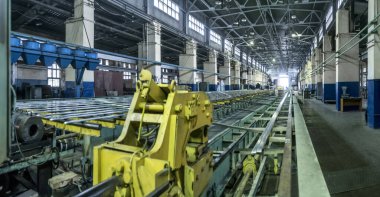 Fabrikadaki sanayi manzarası, makinelerle dolu büyük bir atölye, uzun profilli alüminyum metal ve kurusıkı imalatı için dönen ve esneyen fabrikalar..