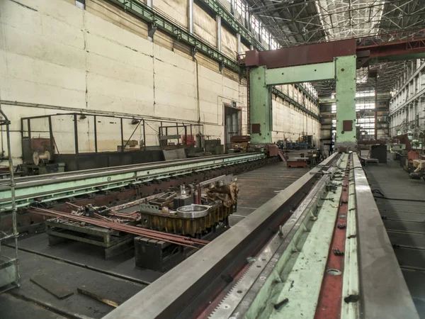 Fabrikadaki Sanayi Manzarası Büyük Bir Metal Işçiliği Metal Kesme Makinesi — Stok fotoğraf