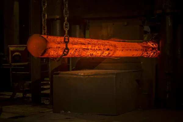 공장의 작업장에서 제련하고 제련하고 금속을 단단하게 압연하는 수직갱 — 스톡 사진
