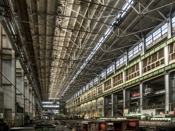 工厂的工业景观 看到一个配备金属加工和金属切割机的大型车间 — 图库照片