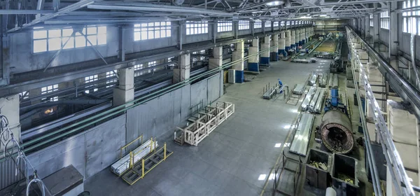 Fabrikadaki sanayi manzarası, makinelerle dolu büyük bir atölye, uzun profilli alüminyum metal ve kurusıkı imalatı için dönen ve esneyen fabrikalar..