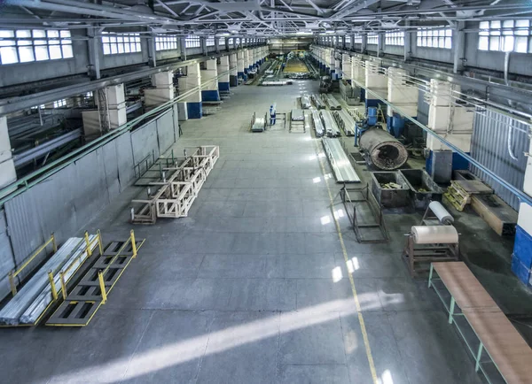 工厂的工业景观 一个巨大的车间 配备了机器 轧制和拉伸磨床 用于生产铝制金属和以长型材形式出现的空白 免版税图库图片