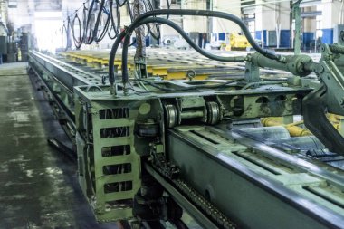 Fabrikadaki sanayi arazisi, makineler, alüminyum metal üretimi ve uzun profilli boşluklar için çalışan fabrikalar..