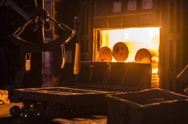 Fabrikadaki sanayi manzarası, eritme, eritme, sertleştirme ve yuvarlanma için kullanılan açık ocak..