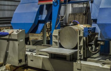 Fabrikadaki sanayi manzarası, enjeksiyondaki soğutma emülsiyonu silindirik kısmı soğutur..