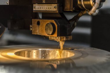 Fabrikadaki sanayi manzarası, enjeksiyondaki soğutma emülsiyonu silindirik kısmı soğutur..