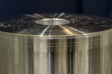 Fabrikadaki sanayi manzarası, büyük bir metal işçiliği ve metal kesme torbasının ayrıntıları, bacası..
