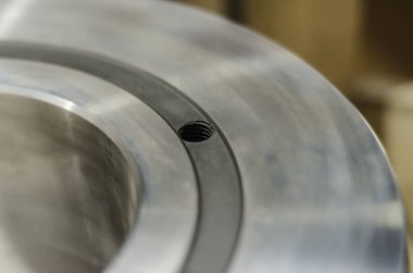 Fabrikadaki sanayi manzarası, büyük bir metal şaft, halka, silindir, detay..