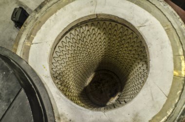 Fabrikadaki sanayi manzarası, on, otoklavya, hidroliz, ısıtma veya metal parçalarının birikmesi için elektrikli fırın..