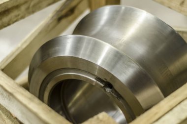 Fabrikadaki sanayi manzarası, büyük bir metal şaft, halka, silindir, detay..