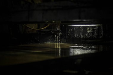 Fabrikadaki endüstriyel peyzaj, başlıktan gelen soğutma emülsiyonu, makinede dönen ya da değirmenleme sırasında düz kısmı kıvılcımlarla soğutur.