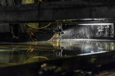 Fabrikadaki endüstriyel peyzaj, başlıktan gelen soğutma emülsiyonu, makinede dönen ya da değirmenleme sırasında düz kısmı kıvılcımlarla soğutur.