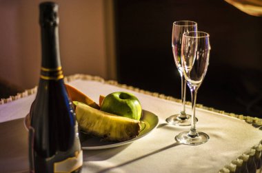 Güzel, pahalı, otel odası, otel odası, düğün tarzı daireler, dekorasyon, şampanya ve aşıklar için bardaklar..