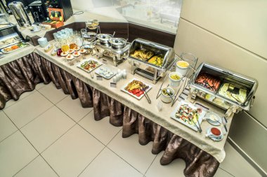Güzel, pahalı, şık bir açık büfe manzarası. Yemekler, ürünler, otelin içinde içkiler..