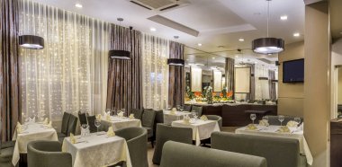 Güzel, pahalı, bir restoranın, bir barın, bir iş merkezindeki kafenin, bir otelin ya da otelin sıcak renklerinde mobilyaların, koltukların ve bardakların olduğu masaların şık manzarası..
