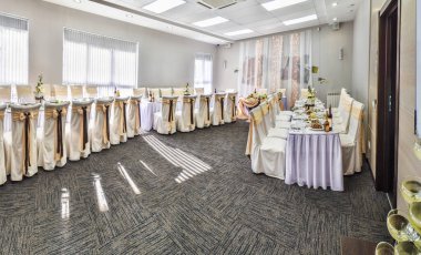 Gıda, ürün, içki ve alkollü beyaz ve hafif bir festival masası için güzel, pahalı, modaya uygun bir masa..