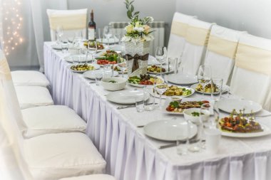 Gıda, ürün, içki ve alkollü beyaz ve hafif bir festival masası için güzel, pahalı, modaya uygun bir masa..