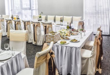 Gıda, ürün, içki ve alkollü beyaz ve hafif bir festival masası için güzel, pahalı, modaya uygun bir masa..