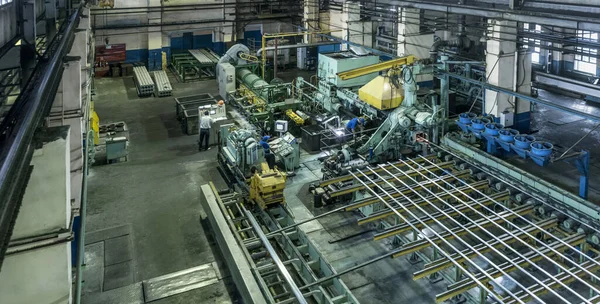 工厂的工业景观 一个巨大的车间 配备了机器 轧制和拉伸磨床 用于生产铝制金属和以长型材形式出现的空白 — 图库照片