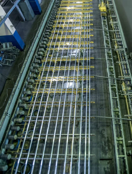 工厂的工业景观 一个巨大的车间 配备了机器 轧制和拉伸磨床 用于生产铝制金属和以长型材形式出现的空白 — 图库照片