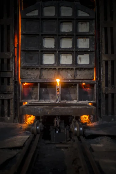 工場の工業景観 金属の製錬 焼入れ 圧延のためのワークショップでは オープン炉炉 — ストック写真