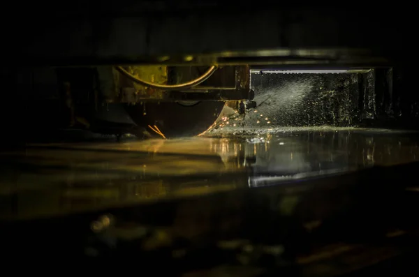 工厂的工业布局 喷口的冷却乳液 在铣削或转动机器时 用火花冷却平整的部分 — 图库照片