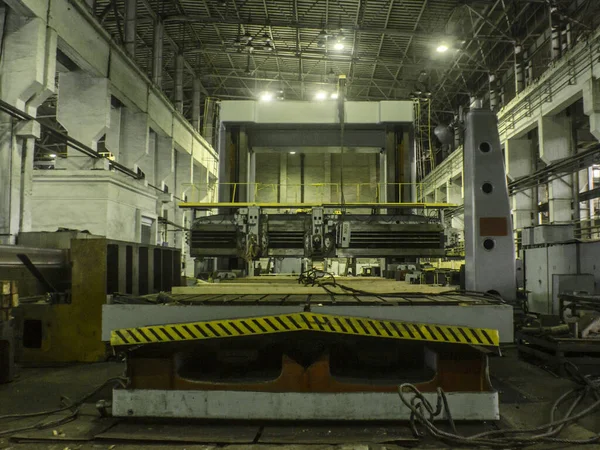 Fabrikadaki Sanayi Manzarası Büyük Bir Metal Işçiliği Metal Kesme Makinesi — Stok fotoğraf