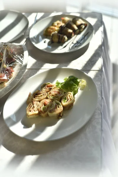 Belo Prato Canapés Sanduíche Hambúrguer Feito Massa Prato Branco Servindo — Fotografia de Stock