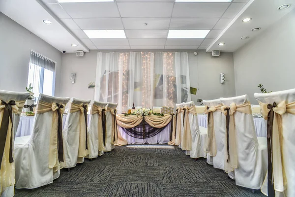 Cenário Mesa Bonito Caro Elegante Para Uma Mesa Festiva Branca — Fotografia de Stock