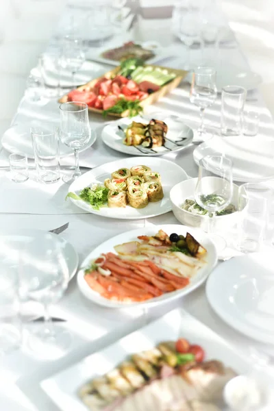 Schöne Teure Modische Tischdekoration Für Eine Weiße Und Leichte Festtafel — Stockfoto