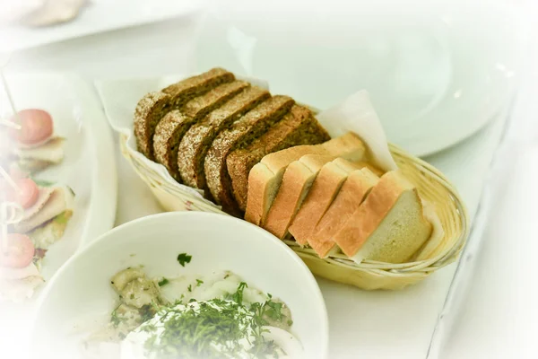 Lekker Geassorteerd Wit Zwart Brood Een Wit Bord Een Portie — Stockfoto