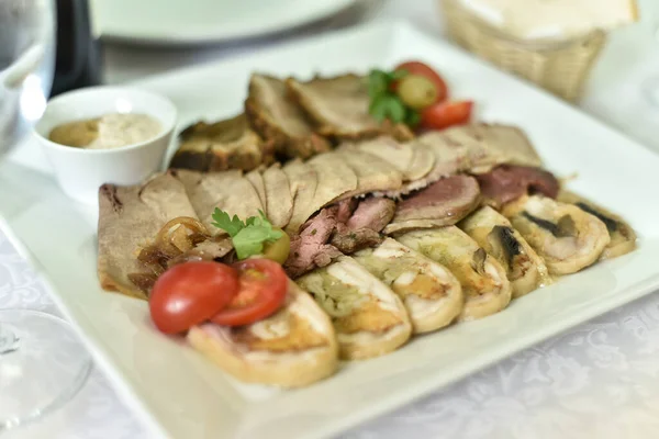 Hermosa Sabrosa Carne Fresca Plato Verduras Aperitivo Sándwich Canapés — Foto de Stock