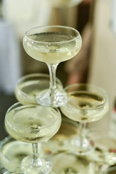 Bellissimi Bicchieri Vetro Vino Champagne Uno Sopra Altro Sotto Forma — Foto Stock