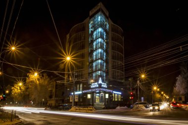 Novosibirsk, Rusya - 19 Aralık 2017. Güzel, pahalı, şık bir kamu binası manzarası otel, otel, otel, iş merkezi geceleri aydınlatma ve aydınlatma ile.