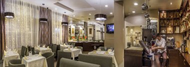 Novosibirsk, Rusya - 19 Aralık 2017 güzel, pahalı, modaya uygun bir şekilde bir restoran, bar, kafeterya, otel ve mobilya ile sıcak renklerde.