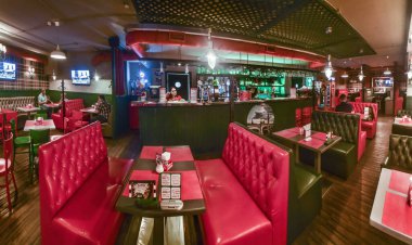 Novosibirsk, Rusya - 29 Temmuz 2016. Güzel bir kafe, bar, restoran, fast-food restoranı kırmızı renklerde, tezgahı, mobilyası, masa sandalyesi olan