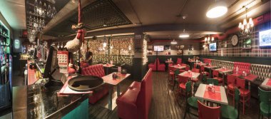 Novosibirsk, Rusya - 29 Temmuz 2016. Güzel bir kafe, bar, restoran, fast-food restoranı kırmızı renklerde, tezgahı, mobilyası, masa sandalyesi olan