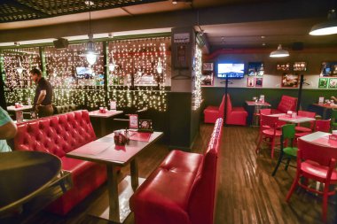 Novosibirsk, Rusya - 29 Temmuz 2016. Güzel bir kafe, bar, restoran, fast-food restoranı kırmızı renklerde, tezgahı, mobilyası, masa sandalyesi olan