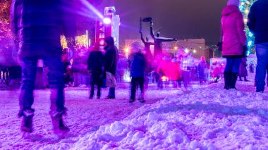 Novosibirsk, Rusya - 4 Ocak 2020. Buz pateni pisti manzarası ve geceleri buz pateni yapmak için güzel bir yer..