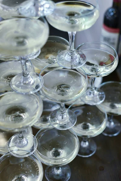 Bellissimi Bicchieri Vetro Vino Champagne Uno Sopra Altro Sotto Forma — Foto Stock