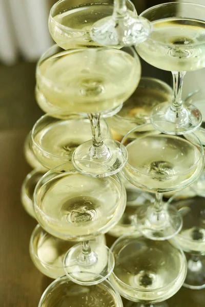 Bellissimi Bicchieri Vetro Vino Champagne Uno Sopra Altro Sotto Forma — Foto Stock