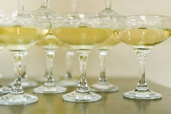 Bellissimi Bicchieri Vetro Vino Champagne Uno Sopra Altro Sotto Forma — Foto Stock