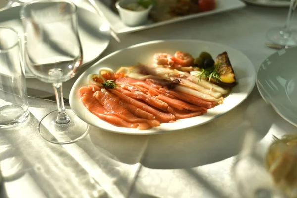 Een Mooi Smakelijk Vers Gerecht Van Vis Zalm Zeevruchten Schaaldieren — Stockfoto