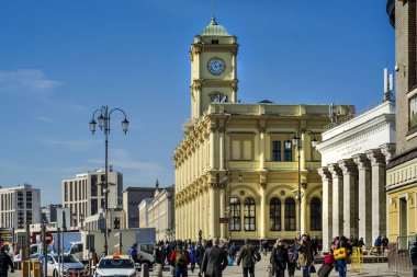 Moskova, Rusya - 30 Mart 2018. Öğleden sonra Moskova 'daki Leningradsky tren istasyonunun güzel manzarası.