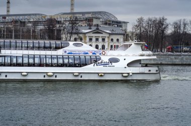 Moskova, Rusya-2 Nisan 2018. Şehrin ve Moskova 'nın güzel manzarası, merkezin manzarası ve şehir manzarası, Moskova Nehri, turistlerle dolu büyük beyaz bir gemi..