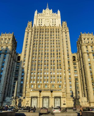 Moskova, Rusya - 4 Nisan 2018. Şehrin ve Moskova 'nın güzel manzarası, merkezin manzarası ve şehir manzarası, gökdelen ve Rusya Dışişleri Bakanlığı