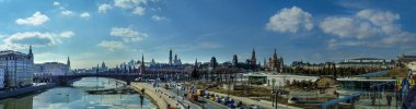 Moskova, Rusya - 4 Nisan 2018. Şehrin ve Moskova 'nın güzel bir manzarası, merkezin manzarası ve şehir manzarası, Moskova Kremlin, Moskova Nehri, toprak seti..
