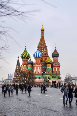 St. 'in güzel manzarası Moskova 'da turist kalabalığıyla Kızıl Meydan' daki Basil Katedrali