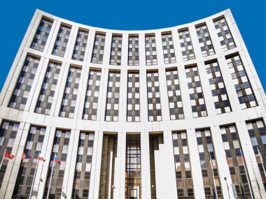 Öğleden sonra Moskova 'daki orjinal minimalist binanın güzel bir manzarası var.