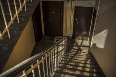 Bir yerleşim yerindeki eski karanlık merdivenlerin orijinal görüntüsü.